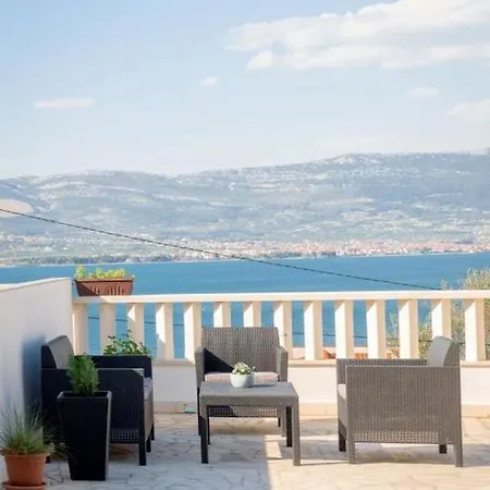 In Arbanija Mit Meerblick, Balkon, Klimaanlage, W-lan 5137-1 * Trogir
